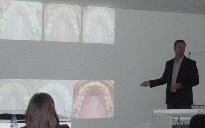 Dr. Claudio Figueiredo apresentando o planejamento a uma paciente